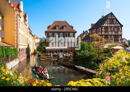 Fachwerkhäuser und Restaurants, Kanal im Quartier des Tanneurs, Tanners' Quarter und in Petite Venise, Little Venice, Altstadt von Colmar Stockfoto