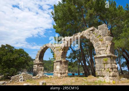 Überreste eines Aquädukts in Phaselis in der Nähe von Kemer, Aquädukt, Lycia, türkischer Riviera, Türkei Stockfoto