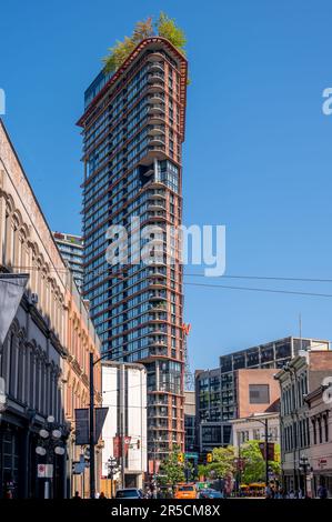 Vancouver, British Columbia - Mai 26 2023: Blick auf eine Wohnturmkomponente des Woodwards-Umbauprojekts. Stockfoto