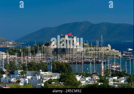 Blick auf die Altstadt, den Hafen und die St. Peter's Castle in Bodrum, türkische Ägäis, Türkei Stockfoto