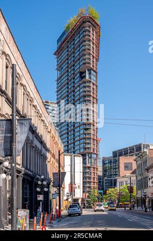 Vancouver, British Columbia - Mai 26 2023: Blick auf eine Wohnturmkomponente des Woodwards-Umbauprojekts. Stockfoto