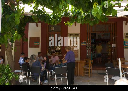 Straßencafe in Omodos, Troodos-Berge, Südzypern, Südzypern Stockfoto