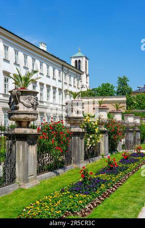 Wunderschönes Schloss Mirabell in Salzburg Österreich mit Rosengarten und Statuen Stockfoto