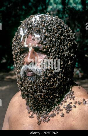 Bart, der verstorbene Mr. Rangaramanujam kannaian, Gesicht des Menschen bedeckt mit Bienen, Coimbatore, Tamil Nadu, Südindien, Indien, Asien Stockfoto