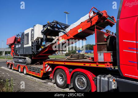 Lichtenbusch, NRW, DEUTSCHLAND - 30. JUNI 2018: Schwertransport eines mobilen Brechers mit Backen, der auf einem speziellen Tieflader transportiert wird. Stockfoto