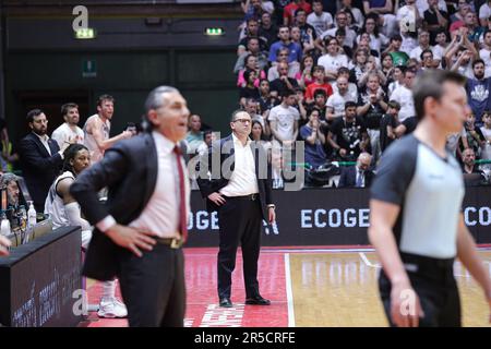 Casale Monferrato, Italien. 02. Juni 2023. PalaEnergica Paolo Ferrari, Casale Monferrato, Italien, 02. Juni 2023, Marco Ramondino (Cheftrainer Bertram Derthona Basket Tortona) und Scariolo Sergio (Cheftrainer Virtus Segafredo Bologna) während des Playoff - Bertram Derthona Tortona vs Virtus Segafredo Bologna - Italienische Basketballserie A Championship Credit: Live Media Publishing Group/Alamy Live News Stockfoto