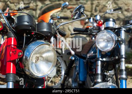 Retro-Motorräder, die auf der Straße geparkt sind Stockfoto