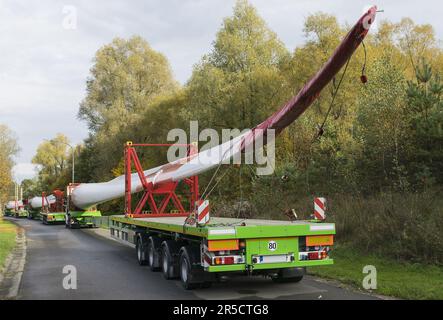 Am Straßenrand parken Konvoi von special-Trucks mit Übergröße lädt den Transport von Rotorblättern für Windkraftanlagen Kraftwerk Stockfoto