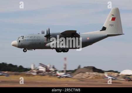 701, ein Lockheed Martin C-130J Hercules, der von der Royal Bahraini Air Force (RBAF) betrieben wird und auf der RAF Fairford in Gloucestershire, England, ankommt, um an der Royal International Air Tattoo 2022 (RIAT 2022) teilzunehmen. Dieses spezielle Flugzeug wurde vor kurzem für die RBAF übernommen, die zuvor als ZH880 bei der Royal Air Force tätig war. Stockfoto
