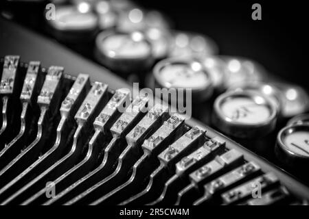 Vintage-Tastatur: Klassische 1923-Schreibmaschine mit Bokeh-Tastatur und schwarzem Hintergrund. Im gerahmten Zustand eignet es sich für Geschäftsbüros und Hotelzimmer. Stockfoto