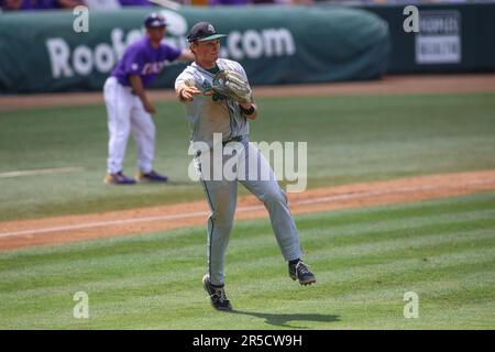 Baton Rouge, LA, USA. 2. Juni 2023. Tulanes dritter Baseman Simon Baumgardt (14) wirft während der NCAA Baseball Regional Action zwischen der Tulane Green Wave und den LSU Tigers im Alex Box Stadium, Skip Bertman Field in Baton Rouge, LA, einen unausgewogenen Wurf zur ersten Base. Jonathan Mailhes/CSM/Alamy Live News Stockfoto