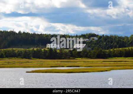 Häuser und Küstenlandschaft in der Nähe von Conrads Beach in Lawrencetown, Nova Scotia, Kanada Stockfoto