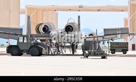 Ein A-10C Thunderbolt II, der der 354. Fighter Generation Squadron zugeteilt wurde, wird am Luftwaffenstützpunkt Davis-Monthan, Ariz, am 1. Juni 2023 gewartet. Die 355. Maintenance Group besteht aus über 2.000 Flugzeugen in drei Geschwadern und ist für acht Fluggeschwader und über 100 Flugzeuge verantwortlich. Sie führt die Wartung von Luftfahrzeugen mit und ohne Ausrüstung durch. Das Combat Oriented Maintenance Construct legt auf taktischer Ebene mehr Gewicht auf Führungskompetenz im Instandhaltungsunternehmen. (USA Air Force Foto von Senior Airman William Turnbull) Stockfoto