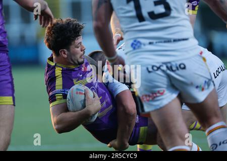 Newcastle, Großbritannien. 02. Juni 2023. Alex Foster von Newcastle Thunder wird am Freitag, den 2. Juni 2023 im Kingston Park, Newcastle, Newcastle, beim BETFRED Championship-Spiel zwischen Newcastle Thunder und Bradford Bulls angegriffen. (Foto: Chris Lishman | MI News) Kredit: MI News & Sport /Alamy Live News Stockfoto