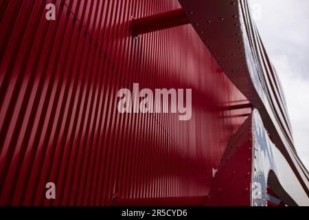 Los Angeles, CA, USA - 26. Dezember 2022: Das Petersen Automotive Museum hat ein einzigartiges architektonisches Merkmal von Aluminiumbändern, das ein Gefühl von Geschwindigkeit weckt Stockfoto