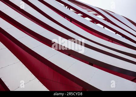 Los Angeles, CA, USA - 26. Dezember 2022: Das Petersen Automotive Museum hat ein einzigartiges architektonisches Merkmal von Aluminiumbändern, das ein Gefühl von Geschwindigkeit weckt Stockfoto