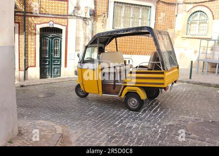 Die elektrische Autorickshaw Piaggio Ape Calessino ist eine grüne Alternative zu den in den Straßen Lissabons verkehrenden Zweitakttaxis mit Motor. Stockfoto