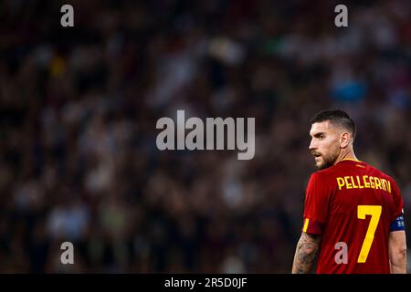 Budapest, Ungarn. 31. Mai 2023 Lorenzo Pellegrini von AS Roma schaut während des Endes der UEFA Europa League zwischen dem FC Sevilla und AS Roma zu. Kredit: Nicolò Campo/Alamy Live News Stockfoto