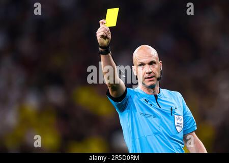 Budapest, Ungarn. 31. Mai 2023 Schiedsrichter Anthony Taylor zeigt eine gelbe Karte während des letzten Fußballspiels der UEFA Europa League zwischen dem FC Sevilla und AS Roma. Kredit: Nicolò Campo/Alamy Live News Stockfoto