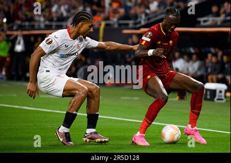 Budapest, Ungarn. 31. Mai 2023 Tammy Abraham von AS Roma tritt mit Loic Bade vom FC Sevilla während des letzten Fußballspiels der UEFA Europa League zwischen dem FC Sevilla und AS Roma um den Ball an. Kredit: Nicolò Campo/Alamy Live News Stockfoto