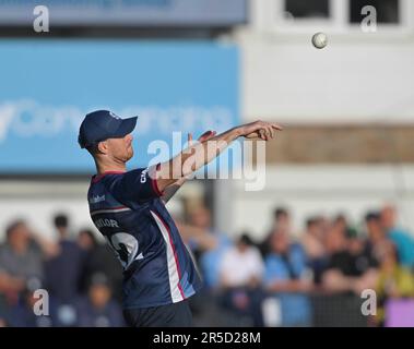 Northampton, Großbritannien. 02. Juni 2023. Northampton Juni 2 : Tom Taylor von Northamptonshire während des Vitality T20 Blast Match zwischen Northamptonshire Steelbacks und LEICESTERSHIRE FÜCHSEN am County Ground Northampton am 2. Juni 2023 Northampton England . Kredit: PATRICK ANTHONISZ/Alamy Live News Stockfoto