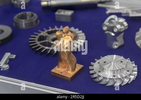 Modelliert ein Objekt eines großen Industrieteils, das auf einem 3D-Drucker aus Metall gedruckt wird. Industrie und Technologie Stockfoto