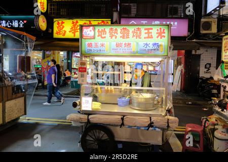 Gedünsteter und gerösteter Mais auf dem Huaxi Street Tourist Night Market in Taipei, Taiwan; Street Food Cart in Taipei; traditionelle taiwanesische Küche. Stockfoto