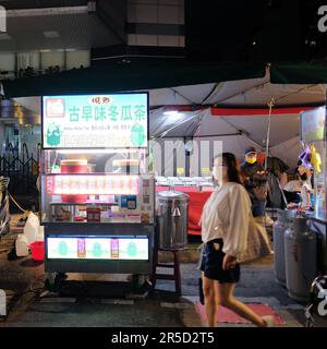 Wintermelonentee auf dem Huaxi Street Tourist Night Market in Taipei, Taiwan; Street Food Cart in Taipei; traditionelle taiwanesische Speisen. Stockfoto