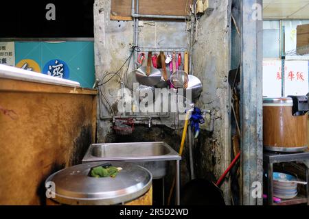 Küchenutensilien, Metallspüle, Reiskocher und Dampfgarer in einem offenen Imbissstand auf dem Huaxi Street Night Market in Taipei, Taiwan. Stockfoto