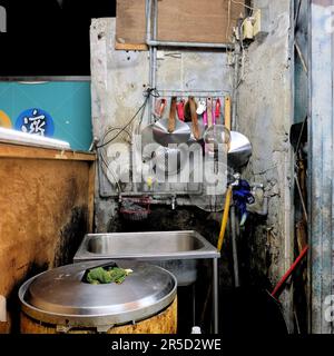Küchenutensilien, Metallspüle, Reiskocher und Dampfgarer in einem offenen Imbissstand auf dem Huaxi Street Night Market in Taipei, Taiwan. Stockfoto
