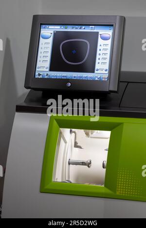 Istanbul, Türkei 28. Mai 2023; Optisches Objektivschneider Brillenfräser Für Schneidemaschinen Für Optometrie. Brillenherstellungsanlagen für fitti Stockfoto