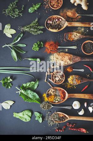 Wähle zwei aus und mach weiter. Ein Schuss aus einem großen Winkel von Kräutern und Gewürzen. Stockfoto