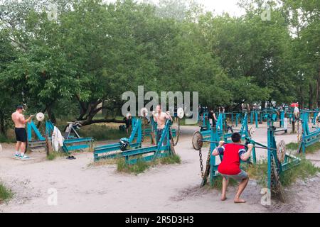 Kiew, Ukraine. 27. Mai 2023. Menschen, die im sowjetischen Fitnessstudio Kachalka, im Kiew-Park Sport treiben. Trotz täglicher Raketenangriffe auf die ukrainische Hauptstadt Kiew geht das Leben weiter. Die Gäste können sich in den Parks entspannen und sportliche Aktivitäten im Freien ausüben. (Credit Image: © Mykhaylo Palinchak/SOPA Images via ZUMA Press Wire) NUR REDAKTIONELLE VERWENDUNG! Nicht für den kommerziellen GEBRAUCH! Stockfoto