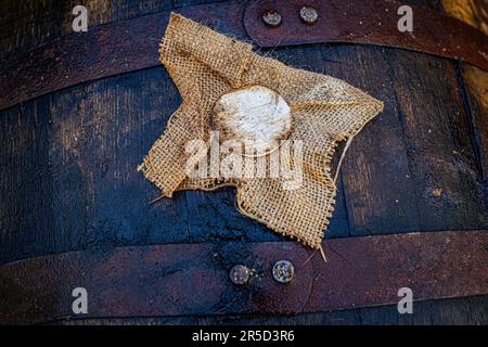 Holzstopfen mit Stoff in einem alten Whiskyfass Stockfoto