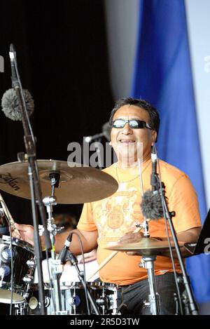 Ein Bandmitglied des Ensembles Noite Brasil tritt im Rahmen der einmonatigen Feierlichkeiten des alljährlichen Sydney Festivals für das Jazz in the Domain-Event auf. The Domain, Royal Botanic Gardens, Sydney, Australien. 12.01.07. Stockfoto