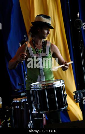 Ein Bandmitglied des Ensembles Noite Brasil tritt im Rahmen der einmonatigen Feierlichkeiten des alljährlichen Sydney Festivals für das Jazz in the Domain-Event auf. The Domain, Royal Botanic Gardens, Sydney, Australien. 12.01.07. Stockfoto