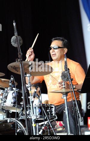 Ein Bandmitglied des Ensembles Noite Brasil tritt im Rahmen der einmonatigen Feierlichkeiten des alljährlichen Sydney Festivals für das Jazz in the Domain-Event auf. The Domain, Royal Botanic Gardens, Sydney, Australien. 12.01.07. Stockfoto