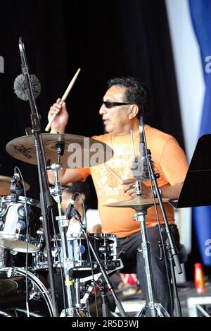Ein Bandmitglied des Ensembles Noite Brasil tritt im Rahmen der einmonatigen Feierlichkeiten des alljährlichen Sydney Festivals für das Jazz in the Domain-Event auf. The Domain, Royal Botanic Gardens, Sydney, Australien. 12.01.07. Stockfoto