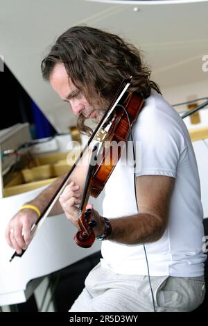 Ein Bandmitglied des Ensembles Noite Brasil tritt im Rahmen der einmonatigen Feierlichkeiten des alljährlichen Sydney Festivals für das Jazz in the Domain-Event auf. The Domain, Royal Botanic Gardens, Sydney, Australien. 12.01.07. Stockfoto