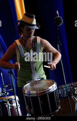 Ein Bandmitglied des Ensembles Noite Brasil tritt im Rahmen der einmonatigen Feierlichkeiten des alljährlichen Sydney Festivals für das Jazz in the Domain-Event auf. The Domain, Royal Botanic Gardens, Sydney, Australien. 12.01.07. Stockfoto
