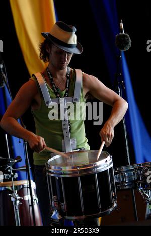 Ein Bandmitglied des Ensembles Noite Brasil tritt im Rahmen der einmonatigen Feierlichkeiten des alljährlichen Sydney Festivals für das Jazz in the Domain-Event auf. The Domain, Royal Botanic Gardens, Sydney, Australien. 12.01.07. Stockfoto