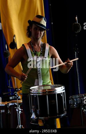 Ein Bandmitglied des Ensembles Noite Brasil tritt im Rahmen der einmonatigen Feierlichkeiten des alljährlichen Sydney Festivals für das Jazz in the Domain-Event auf. The Domain, Royal Botanic Gardens, Sydney, Australien. 12.01.07. Stockfoto