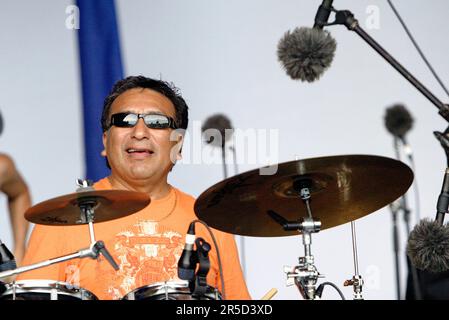 Ein Bandmitglied des Ensembles Noite Brasil tritt im Rahmen der einmonatigen Feierlichkeiten des alljährlichen Sydney Festivals für das Jazz in the Domain-Event auf. The Domain, Royal Botanic Gardens, Sydney, Australien. 12.01.07. Stockfoto