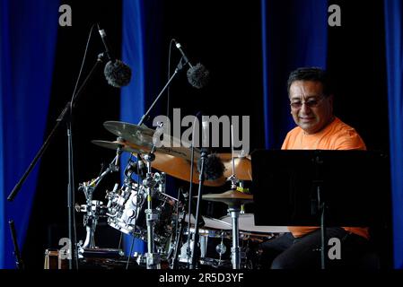 Ein Bandmitglied des Ensembles Noite Brasil tritt im Rahmen der einmonatigen Feierlichkeiten des alljährlichen Sydney Festivals für das Jazz in the Domain-Event auf. The Domain, Royal Botanic Gardens, Sydney, Australien. 12.01.07. Stockfoto