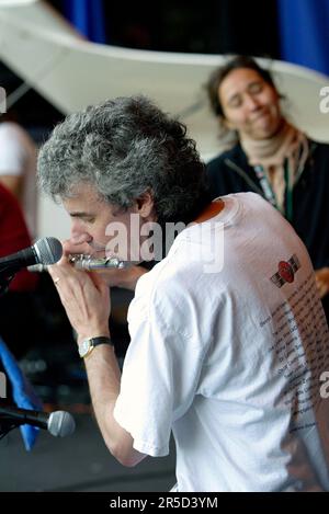 Ein Bandmitglied des Ensembles Noite Brasil tritt im Rahmen der einmonatigen Feierlichkeiten des alljährlichen Sydney Festivals für das Jazz in the Domain-Event auf. The Domain, Royal Botanic Gardens, Sydney, Australien. 12.01.07. Stockfoto