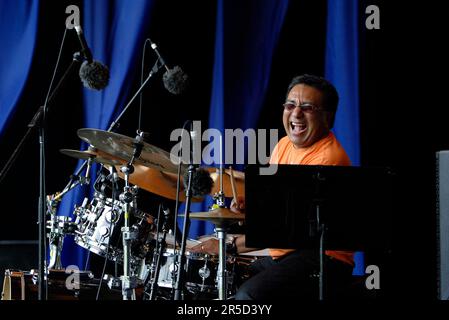 Ein Bandmitglied des Ensembles Noite Brasil tritt im Rahmen der einmonatigen Feierlichkeiten des alljährlichen Sydney Festivals für das Jazz in the Domain-Event auf. The Domain, Royal Botanic Gardens, Sydney, Australien. 12.01.07. Stockfoto