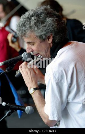 Ein Bandmitglied des Ensembles Noite Brasil tritt im Rahmen der einmonatigen Feierlichkeiten des alljährlichen Sydney Festivals für das Jazz in the Domain-Event auf. The Domain, Royal Botanic Gardens, Sydney, Australien. 12.01.07. Stockfoto