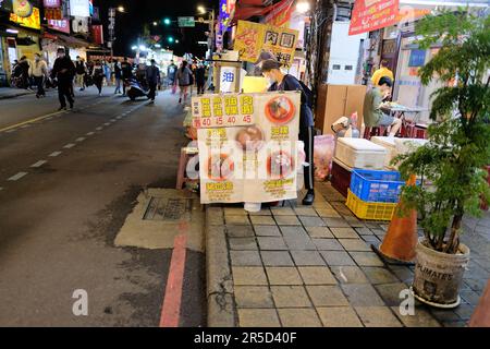 Am Huaxi Street Tourist Night Market in Taipei, Taiwan, unterschreiben Sie an einem Imbissstand; traditionelle taiwanesische Speisen: Schweinefleisch-Blutsuppe, Fischball-Suppe. Stockfoto