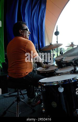 Ein Bandmitglied des Ensembles Noite Brasil tritt im Rahmen der einmonatigen Feierlichkeiten des alljährlichen Sydney Festivals für das Jazz in the Domain-Event auf. The Domain, Royal Botanic Gardens, Sydney, Australien. 12.01.07. Stockfoto