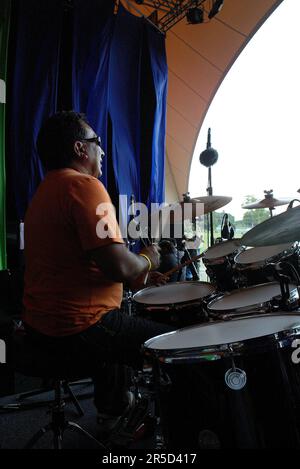 Ein Bandmitglied des Ensembles Noite Brasil tritt im Rahmen der einmonatigen Feierlichkeiten des alljährlichen Sydney Festivals für das Jazz in the Domain-Event auf. The Domain, Royal Botanic Gardens, Sydney, Australien. 12.01.07. Stockfoto